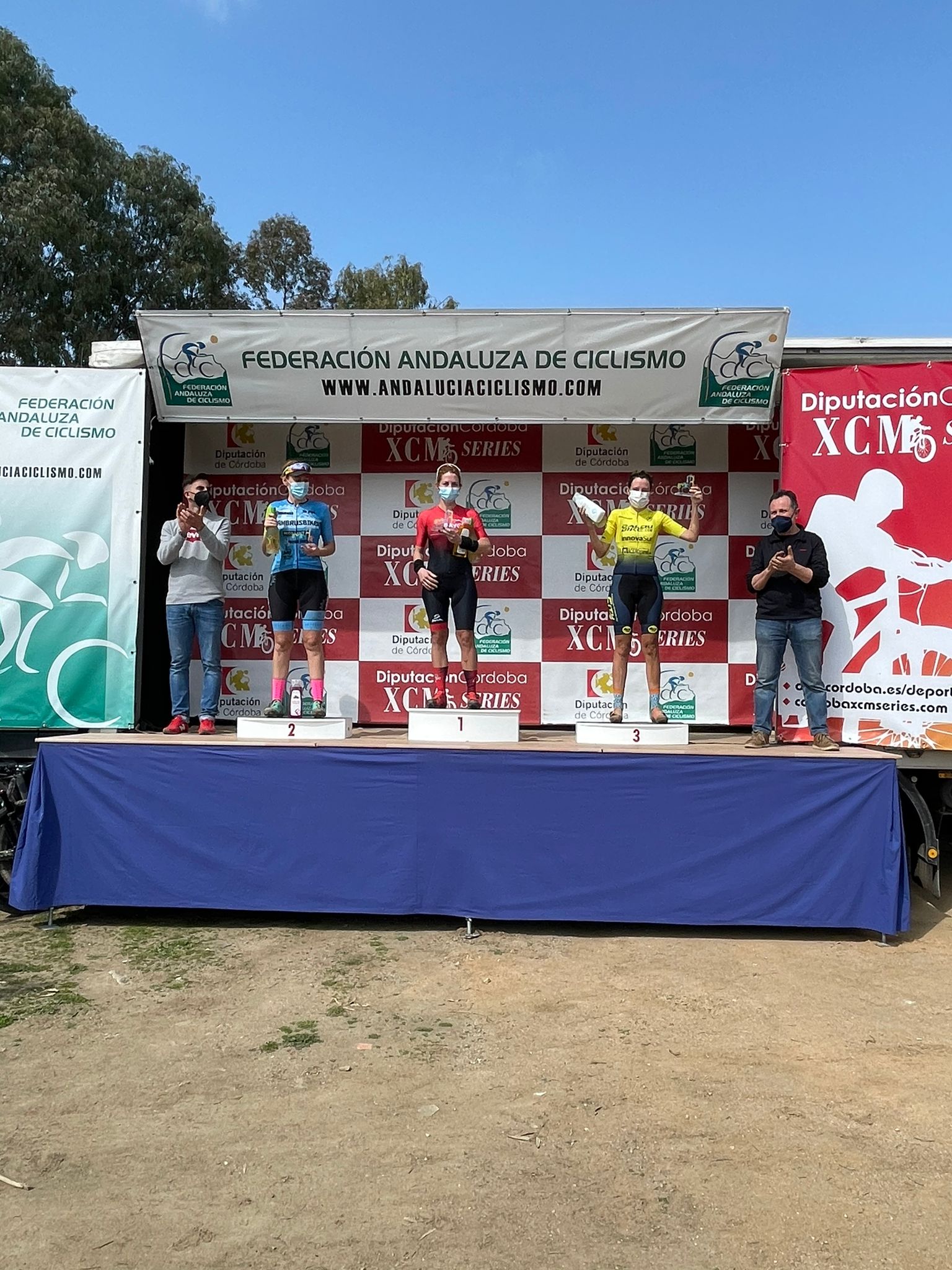 Podios de Luis Escalona y Maite Valenzuela en el BTT Monte Malagón