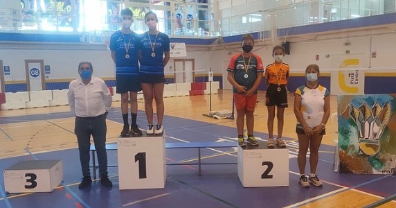 Mario del Moral y Lucía López del Club Bádminton Bad Fly de Jaén vencedores en individuales y dobles mixtos del TTR en Rincón de la Victoria de su categoria