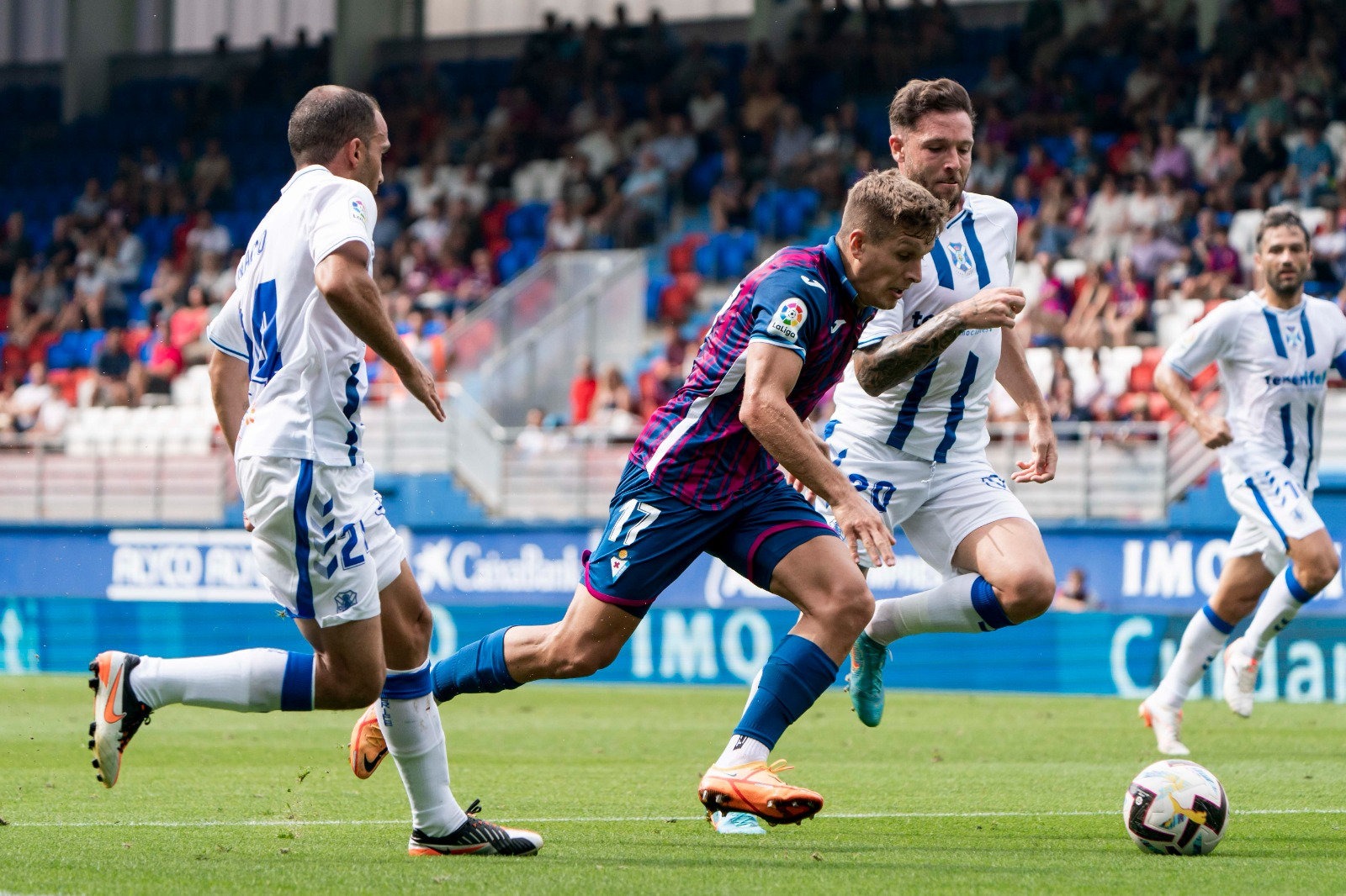 Comenzó la competición en la Segunda División con el duelo Corpas-Elady
