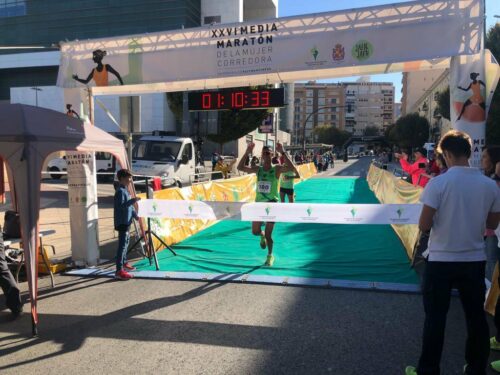 Mohamed Lansi y Nazha Machrouch vencen en la XXVI Media Maratón de la mujer Corredora