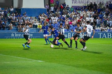 Agónico triunfo del Linares Deportivo ante un CD Badajoz que jugó en inferioridad desde muy pronto