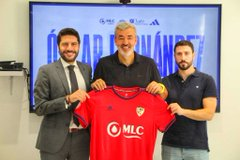 Óscar Fernández presentado oficialmente como entrenador del Linares Deportivo