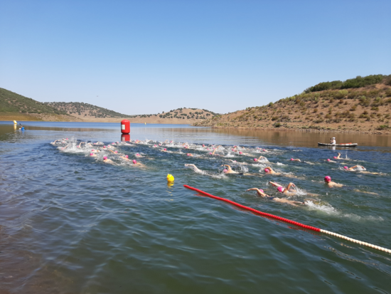 Comienza el Circuito Provincial de Travesías a nado con victoria de Rafa Sánchez y Rocío Higueras en Carboneros
