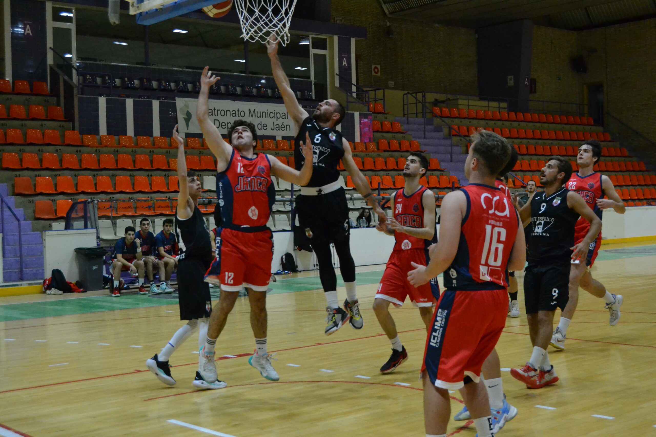 Valencianos CAB Linares en el Grupo A y Piscis Jaén CB en el B, lideran la Liga Provincial Masculina de Baloncesto