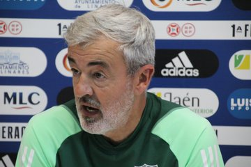 Óscar Fernández deja de ser entrenador del Linares Deportivo
