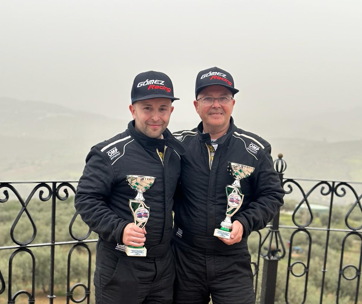 Manuel y Alejandro Gómez se suben al podio en el andaluz de rally Crono y se clasifican en el Top seis de la prueba malagueña.